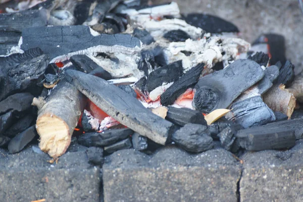 Een Close Shot Van Brandend Vuur Open Haard Buiten — Stockfoto