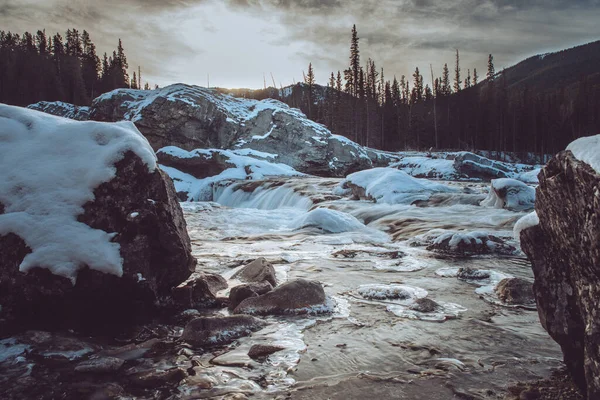 Прекрасний Знімок Річки Тече Взимку — стокове фото