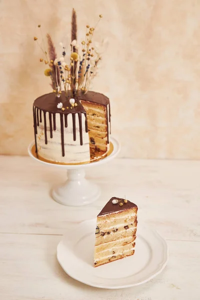 Крупный План Ванильного Торта Шоколадной Капельницей Цветами Сверху — стоковое фото