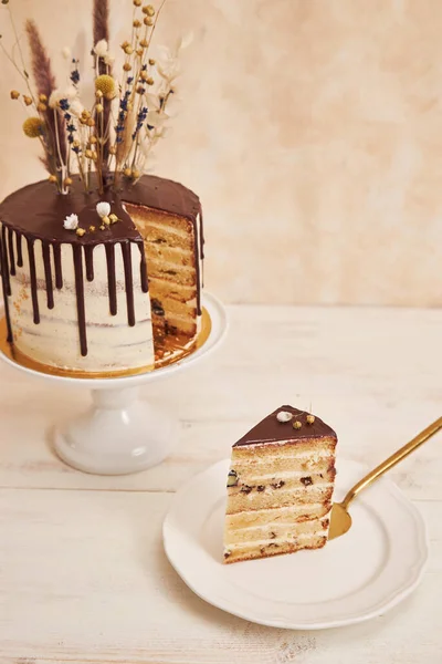 Вертикальный Снимок Вкусного Торта Бохо Шоколадной Капельницей Цветами Сверху Золотыми — стоковое фото