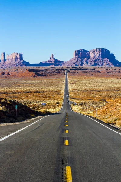 Imagem Mostra Uma Estrada Que Atravessa Vale Diretamente Para Buttes — Fotografia de Stock