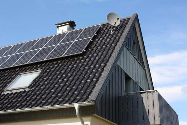 Closeup Shot Solar Panels Residential House Roof Day Time — Stock Photo, Image