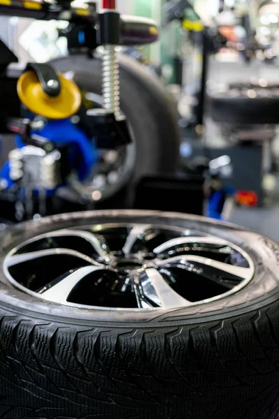 Vertikal Bild Ett Hjul Modern Bil Vid Reparationsstation — Stockfoto