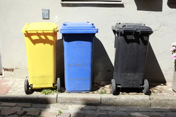Almanya Daki Renkli Plastik Çöp Tenekeleri — Stok fotoğraf