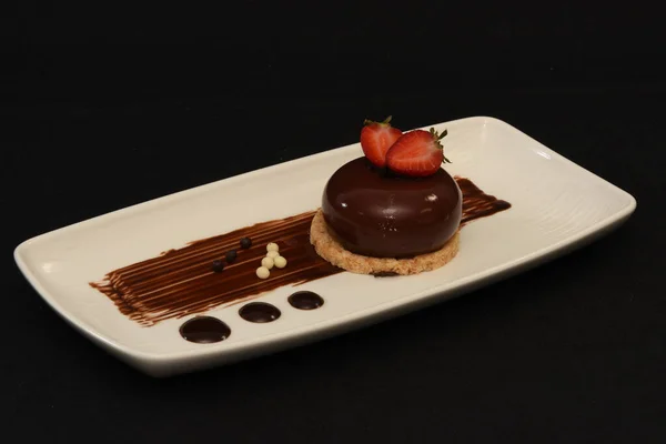 Крупный План Плиты Шоколадным Десертом Черном Фоне — стоковое фото