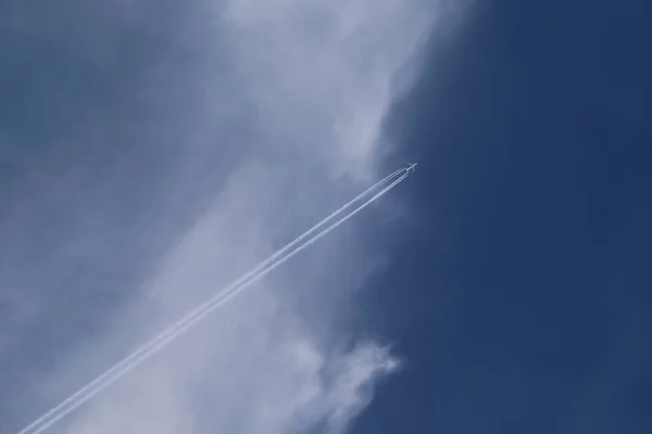 Longas Nuvens Atrás Dos Aviões Céu Azul — Fotografia de Stock