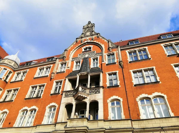 Uma Foto Baixo Ângulo Prédio Apartamentos Sob Luz Sol Katowice — Fotografia de Stock