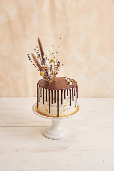 Вертикальный Снимок Вкусного Торта Бохо Шоколадной Капельницей Цветами Сверху Золотыми — стоковое фото