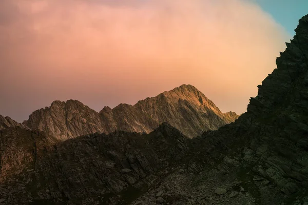 Ein Schöner Blick Auf Die Berge Während Des Sonnenuntergangs — Stockfoto