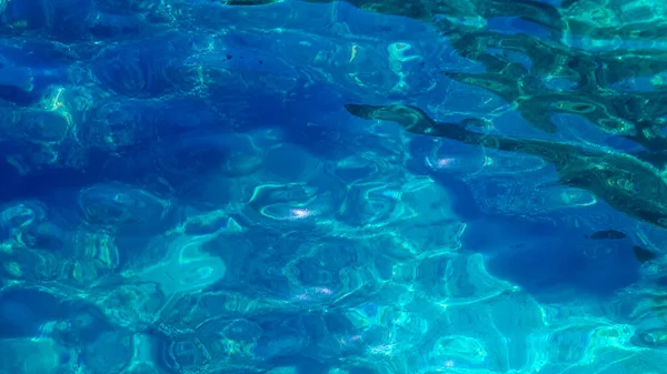Eine Nahaufnahme Von Hellblauem Meerwasser Perfekt Für Tapeten — Stockfoto