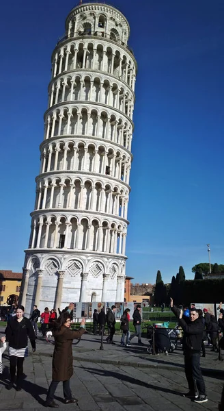 Pisa Italia Dicembre 2015 Coppia Turisti Posa Foto Davanti Alla — Foto Stock