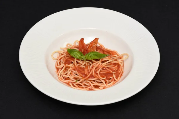 Close Espaguete Delicioso Com Molho Tomate Isolado Fundo Preto — Fotografia de Stock