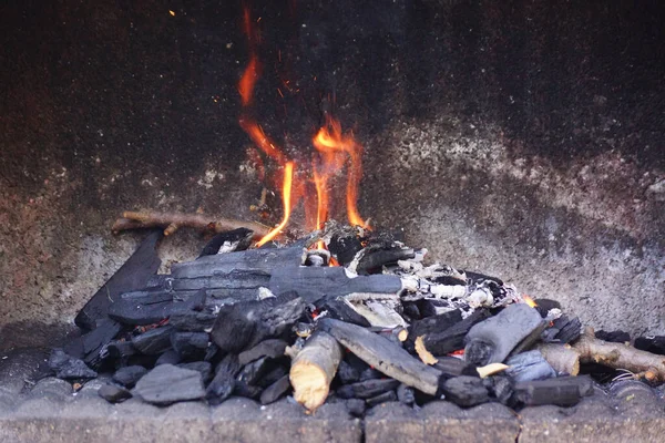 Ένα Κοντινό Πλάνο Της Φωτιάς Που Καίει Στο Τζάκι Έξω — Φωτογραφία Αρχείου
