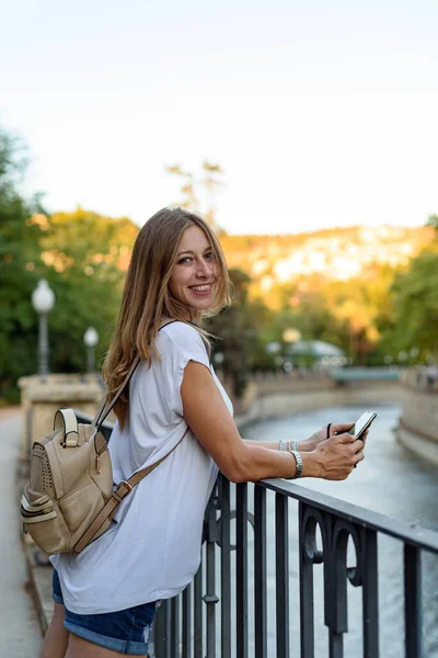 Een Jonge Vrouw Die Een Brug Staat Foto Maakt Met — Stockfoto