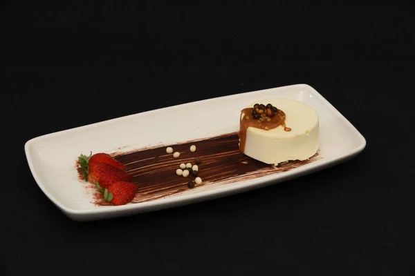 Eine Nahaufnahme Von Köstlichem Dessert Isoliert Auf Schwarzem Hintergrund — Stockfoto
