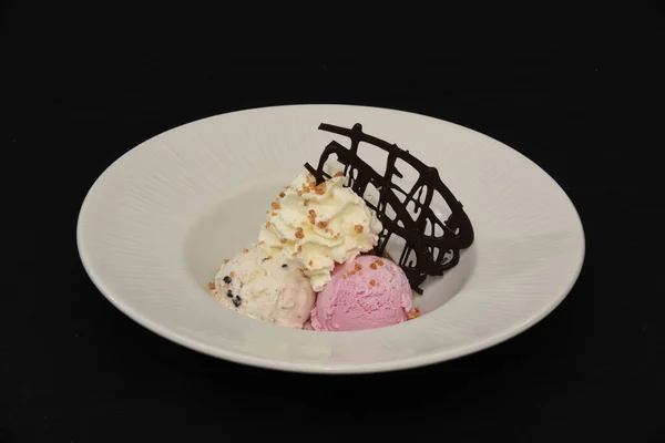Крупный План Десерта Мороженым Взбитыми Сливками — стоковое фото