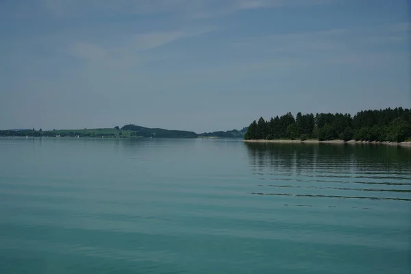 Sebuah Gambar Yang Indah Dari Laut Yang Tenang Dikelilingi Oleh — Stok Foto