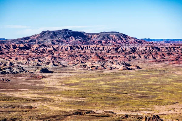图为亚利桑那州东部典型的五彩斑斓的沙漠景观 — 图库照片