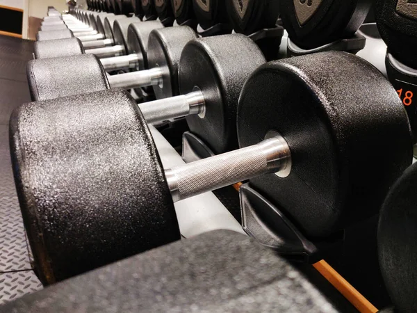 Una Fila Pesadas Mancuernas Gimnasio — Foto de Stock