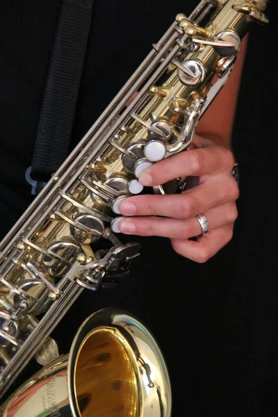 Vertikal Bild Man Som Spelar Saxofon Mörk Bakgrund — Stockfoto