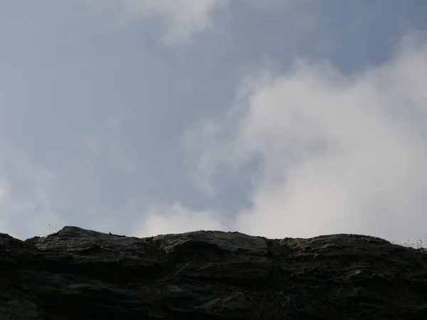 Eine Flache Aufnahme Von Felsen Unter Dem Schönen Blauen Himmel — Stockfoto