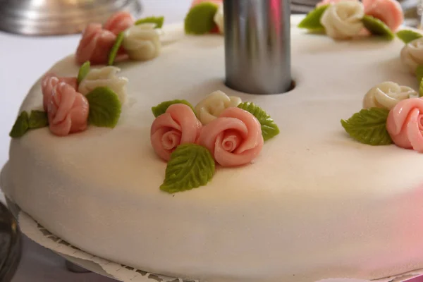 Egy Közelkép Rózsaszín Csokirózsáról Egy Sós Esküvői Tortán — Stock Fotó