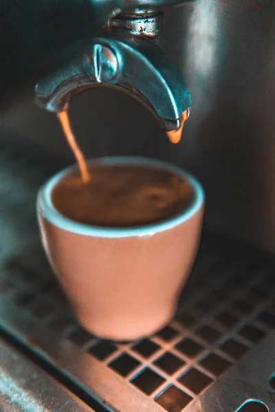 Egy Függőleges Felvétel Egy Kávéfőzőről Egy Kávéscsészéről — Stock Fotó