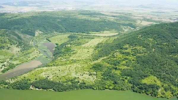 Uma Bela Vista Rio Cercado Por Colinas Verdes — Fotografia de Stock