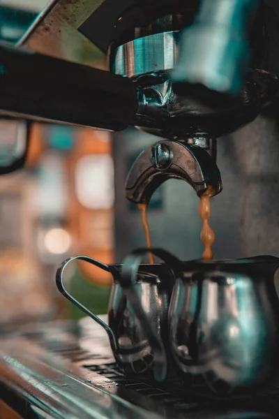Egy Függőleges Felvétel Egy Kávéfőzőről Konyhában — Stock Fotó