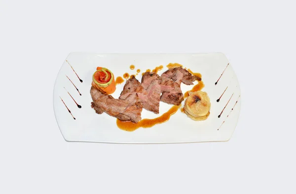 一个特写镜头 用美味的切肉和蔬菜 — 图库照片