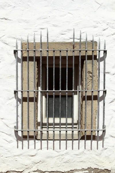 Окно Здания Покрыто Металлическим Забором — стоковое фото