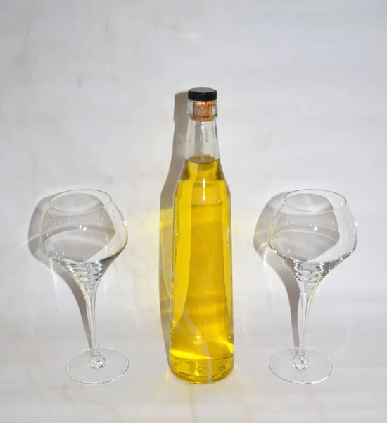 Primo Piano Una Bottiglia Cognac Con Due Bicchieri — Foto Stock