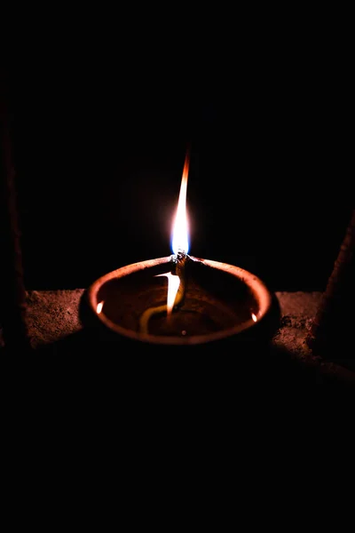 Eine Vertikale Nahaufnahme Einer Beleuchteten Kerze — Stockfoto