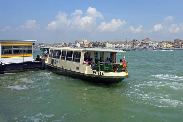 Venice Italy Jul 2011 Typical Water Bus Vaporetto Pulls Away — Stock Photo, Image