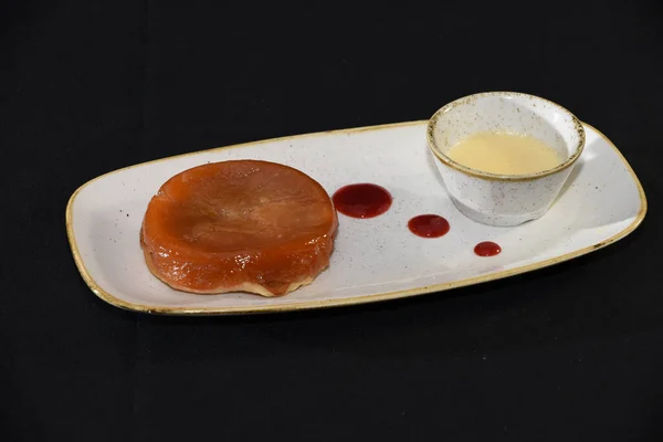 Primo Piano Delizioso Dessert Caramello Alla Crema Con Salsa — Foto Stock