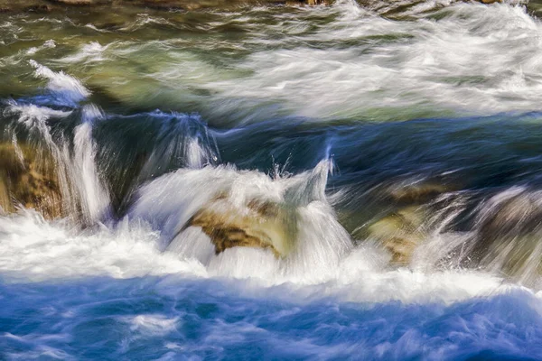 Uma Vista Hipnotizante Fluxo Natureza — Fotografia de Stock