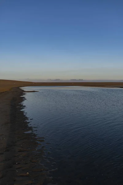 Вертикальный Снимок Заката Над Спокойным Озером — стоковое фото