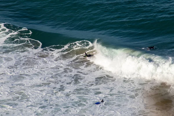 Faszinierende Aufnahme Eines Jungen Mannes Beim Surfen — Stockfoto