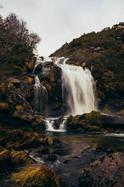 Tiro Tirar Fôlego Uma Cachoeira Incrível Durante Dia — Fotografia de Stock