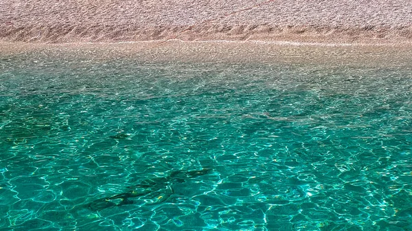 Primer Plano Agua Turquesa Brillante Playa Perfecto Para Fondos Pantalla — Foto de Stock