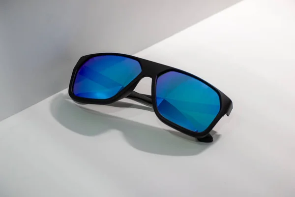 Eine Nahaufnahme Einer Stylischen Brille Auf Einer Weißen Oberfläche — Stockfoto