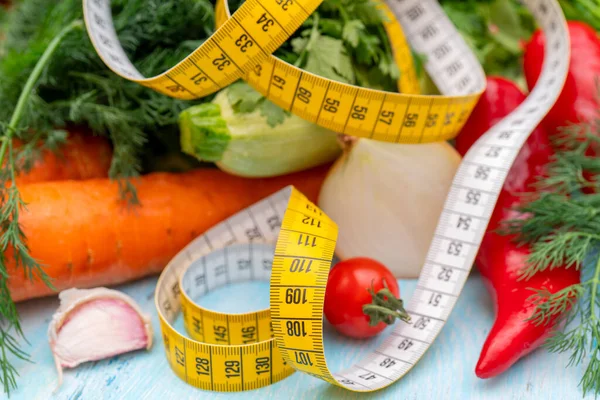 食事のための野菜とテープを測定するクローズアップショット — ストック写真