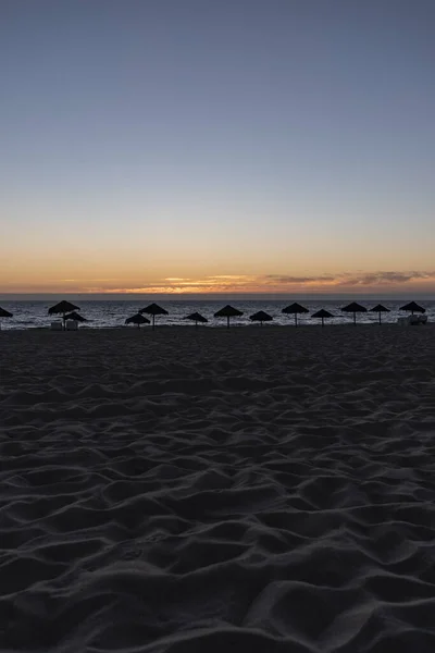 Вертикальный Кадр Песчаного Пляжа Закате — стоковое фото