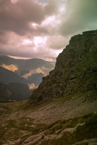 Tiro Vertical Montanhas Nevoeiro Durante Pôr Sol — Fotografia de Stock