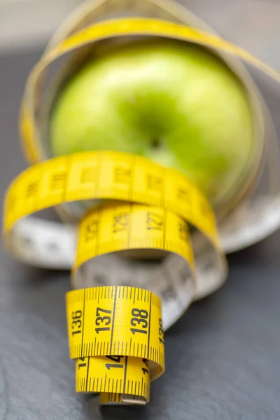 Primer Plano Una Cinta Métrica Amarilla Alrededor Una Manzana Verde — Foto de Stock