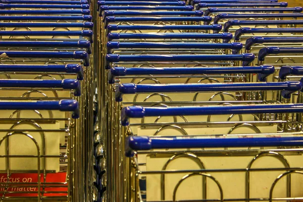 Reihe Von Einkaufswagen Mit Blauen Geländern Einem Einkaufszentrum Struktur — Stockfoto
