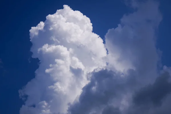 Sebuah Tembakan Sudut Rendah Dari Formasi Awan Padat Langit — Stok Foto