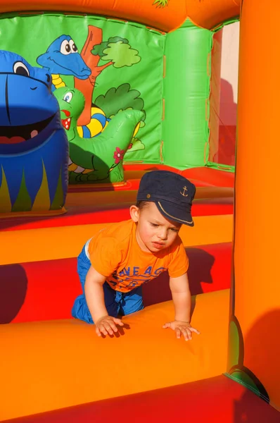 Poznan Polonia Mayo 2016 Niño Pequeño Colorido Castillo Salto Inflable —  Fotos de Stock