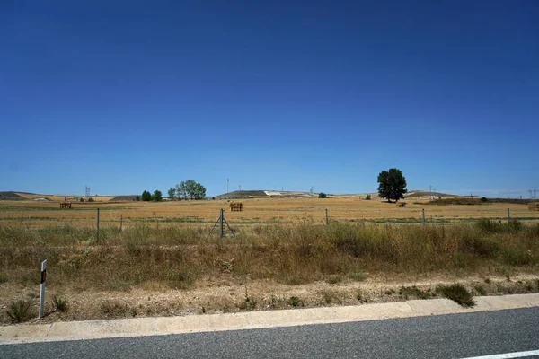 Uma Bela Foto Uma Fazenda Recém Limpa Retirada Beira Estrada — Fotografia de Stock