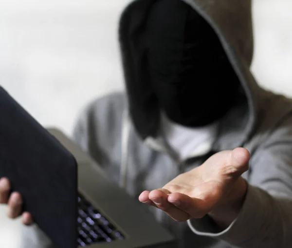 Een Hacker Met Een Laptop Die Geld Vraagt — Stockfoto